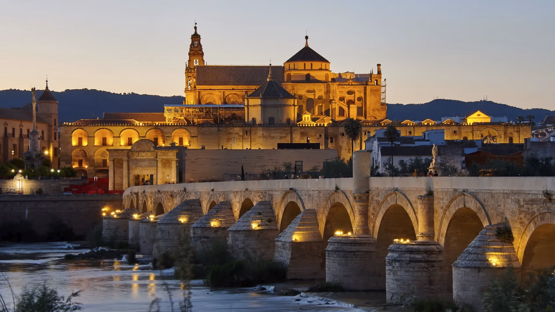 cordoba-mezquita-de-noche-desde-el-otro-lado-del-puente